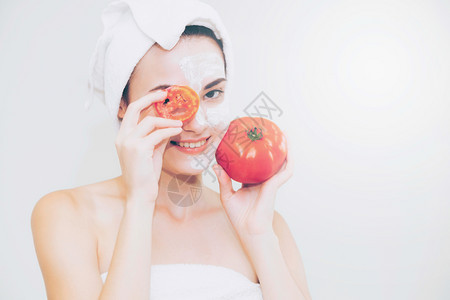 番茄面膜美容面部皮肤护理的美女图片
