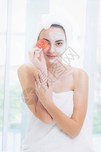 番茄奶油面膜美容面部皮肤护理的美女背景图片