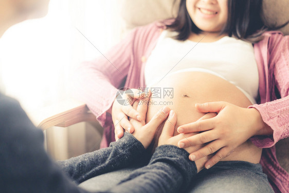 丈夫照顾怀孕在家的孕妇图片