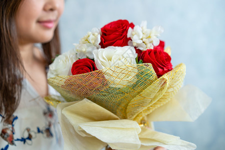 快乐的女子在情人节得到男友的玫瑰花束图片