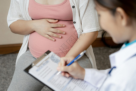 医生进行母婴保健检查图片