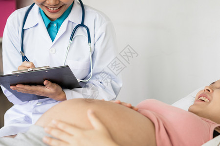 医生进行母婴保健检查图片