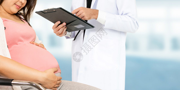 医生检查孕妇肚子进行婴儿和母亲保健检查听诊器高清图片素材