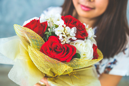 快乐的女子在情人节得到男友的玫瑰花束礼物情图片