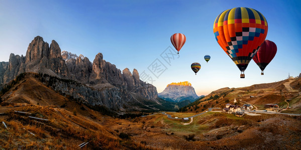 乡村山区美丽的热气球图片