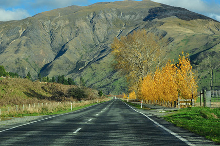 在新西兰的公路直通山顶的公路图片