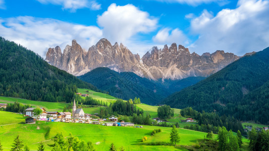 美丽的山村山地景观图片