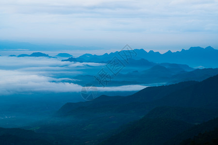 云雾缭绕的山峰图片