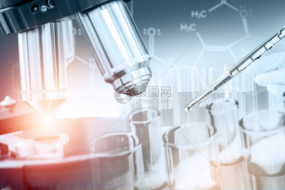 研发概念科学和医实验室仪器显微镜用于生物学的试验管和玻璃瓶以及用于医学研究的实验室化学双重接触图像图片