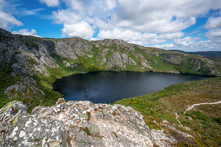 四面环山的湖水景色图片