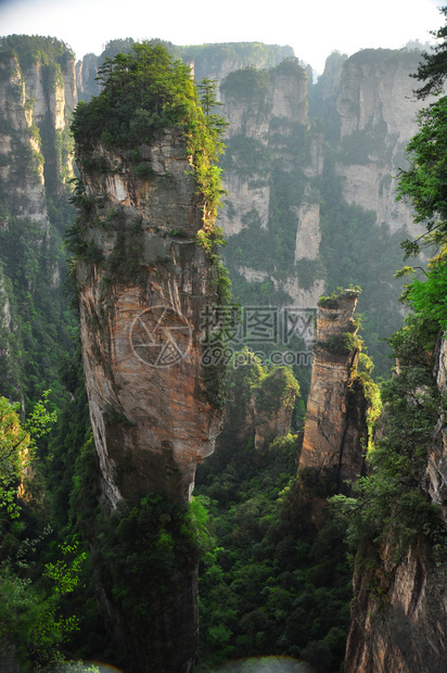 高耸的山峰图片