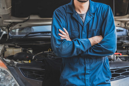 在汽车库提供修理和保养服务的专业技工图片