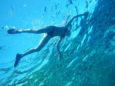 女子在海上游泳图片