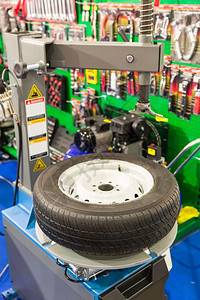 用于轮胎维修的充气机将轮胎从上除去图片