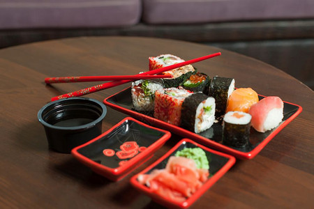 海鲜寿司套餐放在木制桌上图片