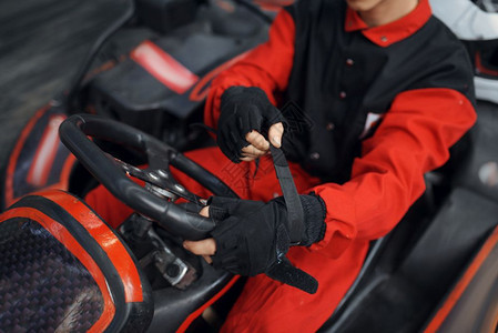 穿戴红色制服头盔和手套的卡特赛车手图片