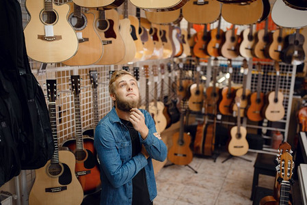 音乐店选响吉他乐器店的组合男音乐家购买设备现代的高清图片素材
