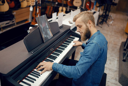 男音乐家在店弹钢琴器店键盘手购买设备市场钢琴家音乐试图在店弹钢琴音频高清图片素材