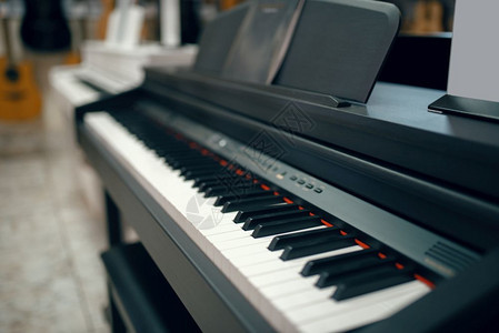 音乐店的黑数字钢琴键盘的闭路视图没有人音乐器店的组合音乐家和表演者的专业设备图片