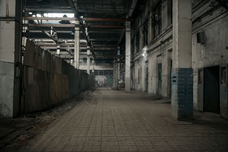 废弃的工厂走廊土内没人旧的破工业大楼空的房屋图片