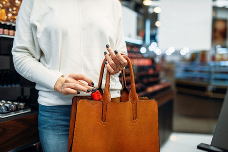 在化妆品店消费的女顾客图片