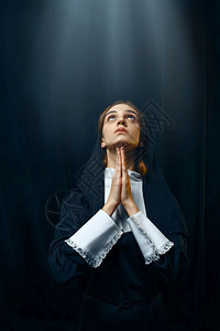 修道院的修女抬头祈祷图片
