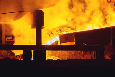 钢铁工厂冶金或属加工业厂生产制造用液态金属在锅炉上架起重机闭合钢工厂冶金或属加工厂背景图片