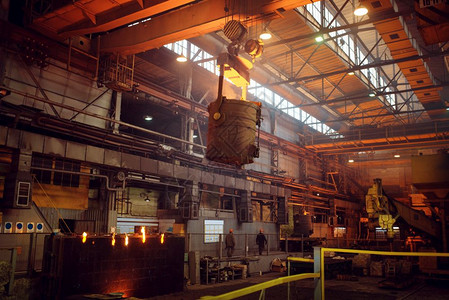 钢厂冶金或属加工业厂生产加液态金属桶的吊车和钢厂液态金属桶吊车背景图片