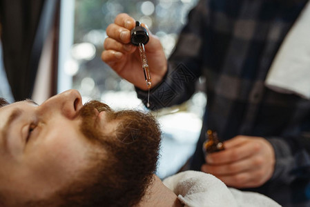 男理发师和美沙龙客户理师和胡子剪工具高清图片素材