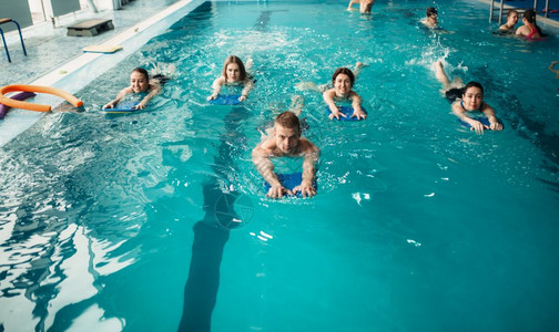 游泳运动员在泳池游泳图片
