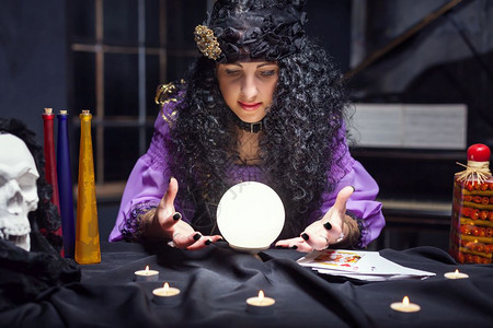 巫女用水晶球工作女性的高清图片素材