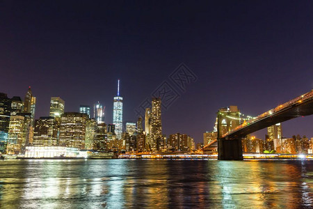 城市夜间桥上的风景图片