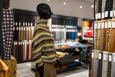 在纺织商店的一件夹克模特儿没有人展示布用于缝纫在商店的服装型式选择图片
