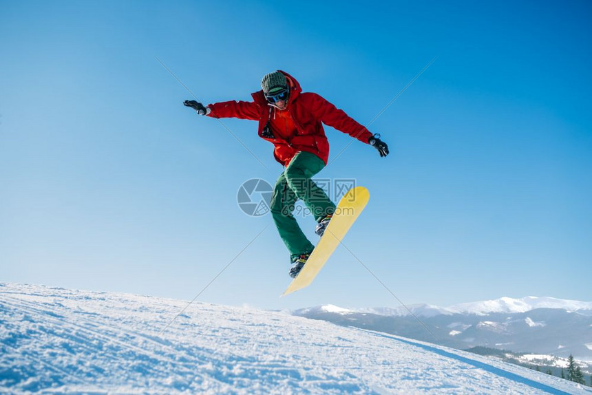 一个男人在雪地里滑雪图片