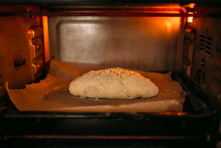 供自制面包烹饪用的电动微型烤箱打开门闭观看做饭的厨房设备面包机图片