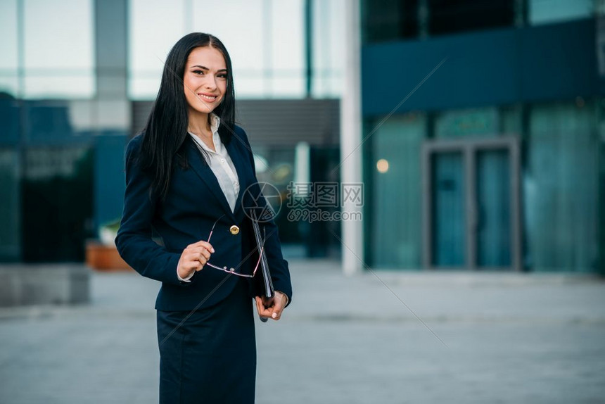 健身俱乐部的体重提升运动健训练图片