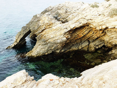 海中的岩石图片