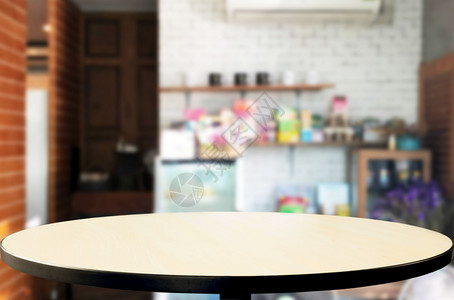 白色圆桌和变模糊的背景图片