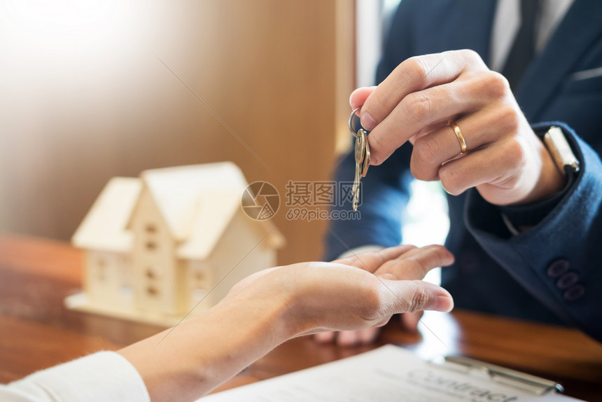 房地产经纪人签订协议后提供钥匙给客户