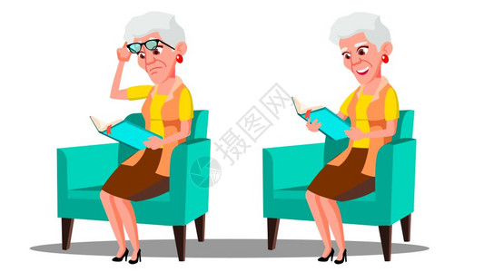 阅读书籍的老年妇女图片