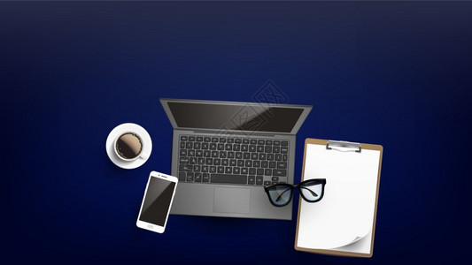 开放的膝上型电脑手机和眼镜剪贴板上的空白纸和工作桌上的咖啡杯复制空间顶层视图插图片
