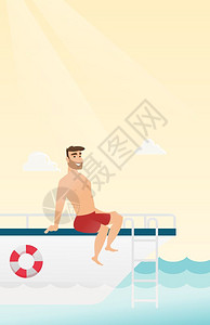 在游艇前晒太阳的男子图片