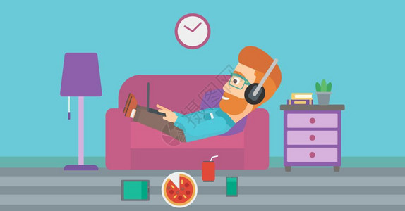 坐在客厅沙发上戴耳机的时髦男子带电装置和快速食物矢量平板设计图示水平布局图片