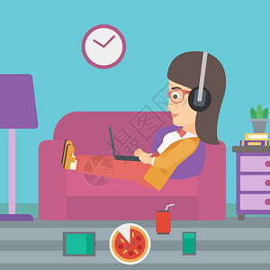 一名戴耳机的妇女躺在客厅沙发上带电子装置和快餐矢量平板设计插图图片