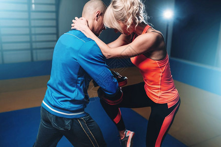 妇女自我防御运动由个人教练指导体操武术拳击训练图片