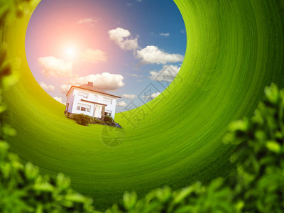 绿色草坪上的单人住宅缩微孔轮流在绿色草坪上的单人住宅图片