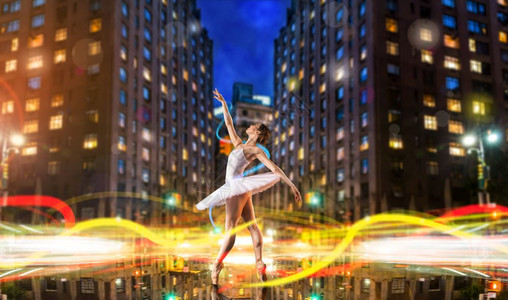 古典芭蕾舞者穿着白色礼服在城市公路上跳舞城市风景具有长期光亮效应图片