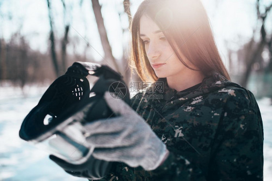 女彩弹手戴上保护面具冬季森林战斗极端运动游戏设备图片