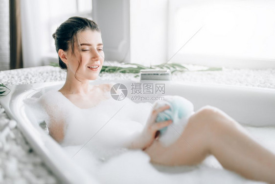 妇女用海绵给身体肥用海绵给身体肥用豪华的洗手间图片
