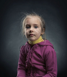 穿着粉红色夹克的可怜小女孩背着深色景的粉红夹克可爱的小女孩图片